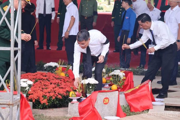 Thủ tướng Lê Minh Hưng thắp hương tại phần mộ các Anh hùng liệt sĩ.