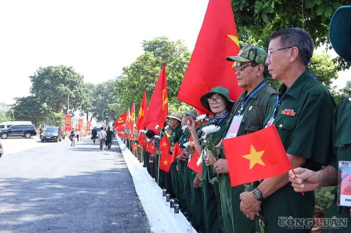 Người dân đứng trải dài quanh các cung đường mà đoàn xe đi qua.