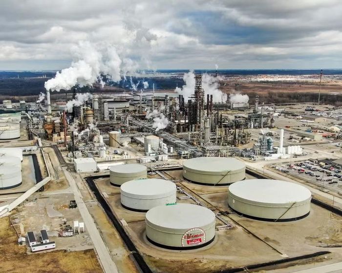 Nhà máy lọc dầu ExxonMobil gần Joliet, bang Illinois (Mỹ), tiếp nhận dầu thô từ kho dự trữ chiến lược của nước này để bù đắp nguồn cung nhập khẩu thiếu hụt. Ảnh: Tannen Maury/EPA-EFE.