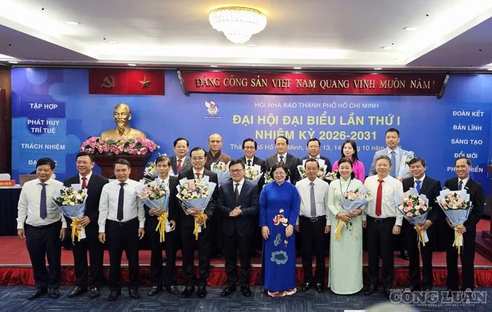 Lãnh đạo Hội Nhà báo Việt Nam tặng hoa chúc mừng Ban Chấp hành Hội Nhà báo TP.HCM khóa mới. Ảnh: Chính Kỳ.