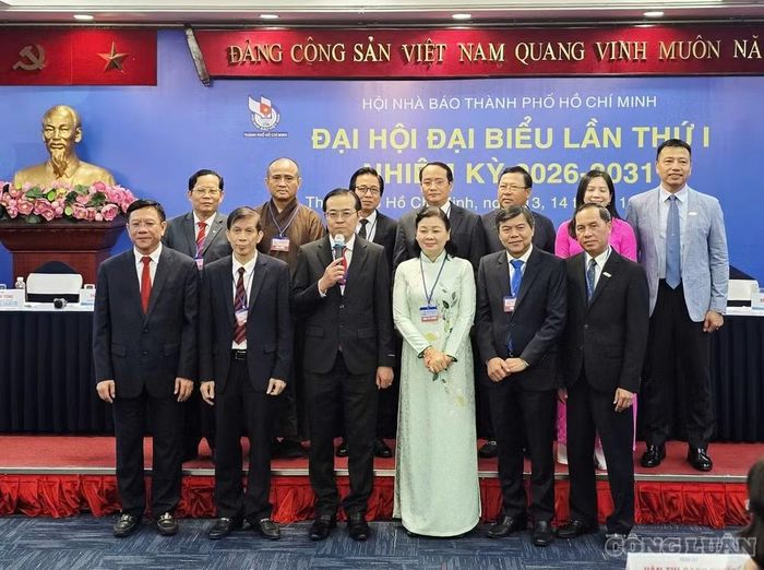 Đồng chí Lê Văn Minh (người cầm micro), Thành ủy viên, Tổng Giám đốc Cơ quan Báo và Phát thanh, Truyền hình TP.HCM được bầu làm Chủ tịch Hội Nhà báo TP.HCM nhiệm kỳ 2026-2031. Ảnh: Chính Kỳ.
