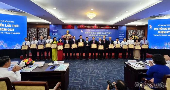 Chủ tịch Hội Nhà báo Việt Nam trao kỷ niệm chương “Vì sự nghiệp báo chí cách mạng Việt Nam” cho các nhà báo hội viên Hội Nhà báo TP.HCM. Ảnh: CK.