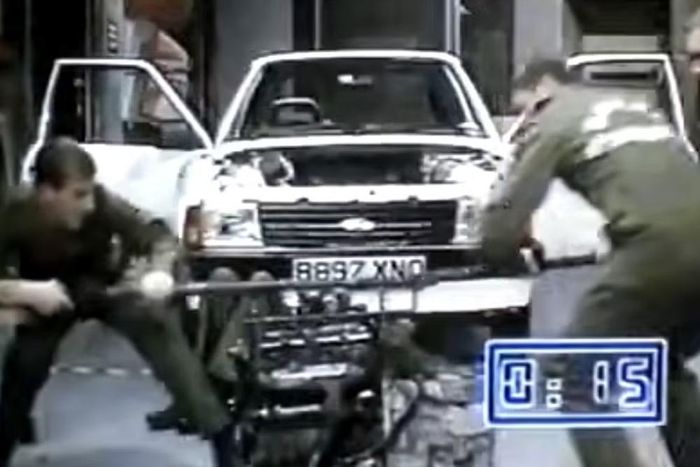 Các lính thủy đánh bộ Anh thay động cơ Ford Escort chỉ trong 42 giây, lập kỷ lục thế giới chưa từng bị phá vỡ. Ảnh: Jalopnik