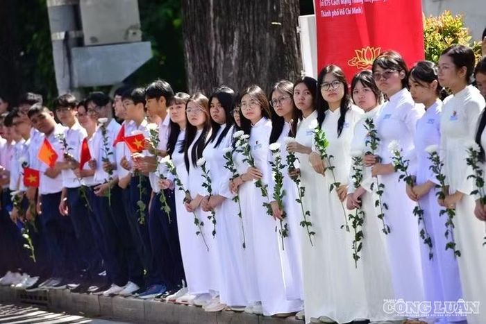 Người dân đứng trải dài đưa tiễn các liệt sĩ quanh các cung đường mà đoàn xe đi qua.