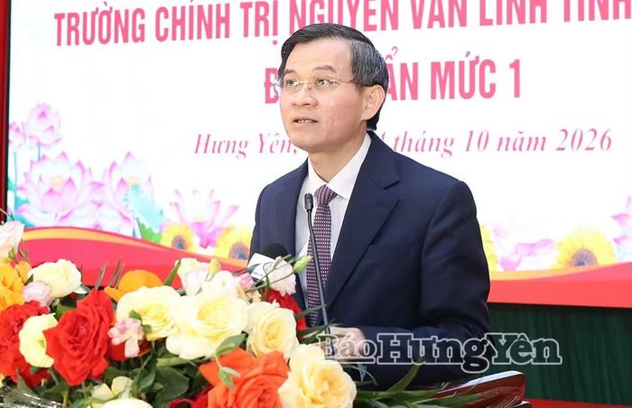 Ủy viên Bộ Chính trị, Giám đốc Học viện Chính trị quốc gia Hồ Chí Minh Đoàn Minh Huấn phát biểu tại buổi lễ. Ảnh: Báo Hưng Yên.