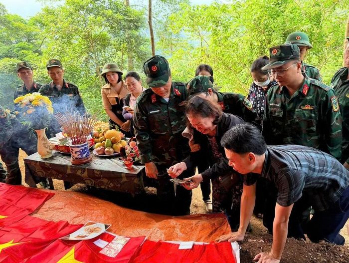 Thân nhân liệt sĩ Nguyễn Thanh Lâm xúc động khi nhận lại những di vật được tìm thấy cùng hài cốt liệt sĩ. Ảnh: Hoàng Cương