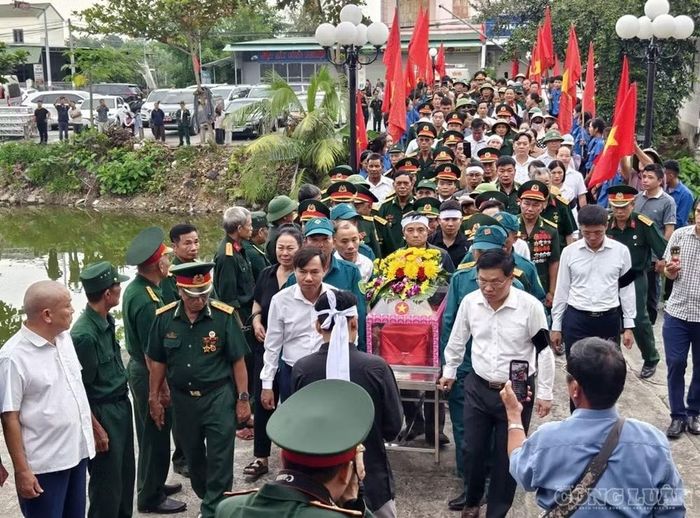 Lễ truy điệu, an táng hài cốt liệt sĩ Nguyễn Thanh Lâm tại quê nhà vào đầu tháng 10. Ảnh: Kim Long