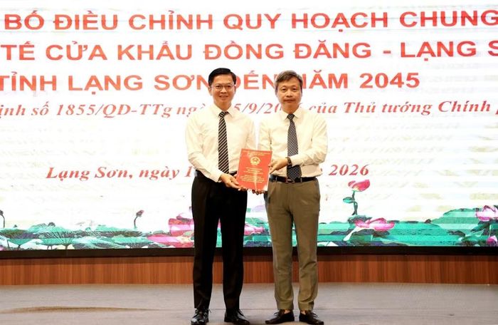 Đại diện Bộ Xây dựng trao Quyết định của Thủ tướng Chính phủ phê duyệt điều chỉnh Quy hoạch chung Khu KTCK Đồng Đăng - Lạng Sơn đến năm 2045 cho lãnh đạo UBND tỉnh. Ảnh: Báo Lạng Sơn.