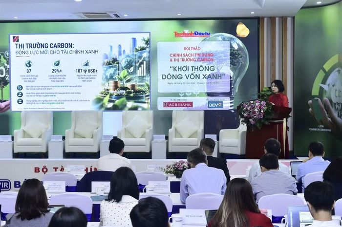 TS Nguyễn Thị Thu Hà, Giám đốc Trường Đào tạo cán bộ kiêm Phó trưởng ban Chỉ đạo ESG của Agribank chia sẻ thực tiễn phát triển tín dụng xanh. Ảnh: Hoàng Huy