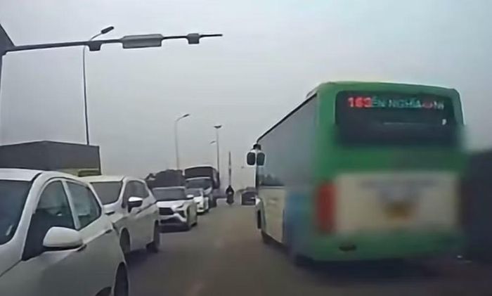 Tài xế xe khách bị phạt tới 6 triệu đồng vì vượt xe sai quy định ở Hà Nội. Ảnh cắt từ video: Cục CSGT