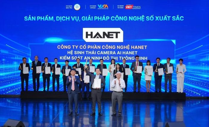 Đại diện HANET Technology (Thành viên Tập đoàn Công nghệ G-Group) nhận giải thưởng.