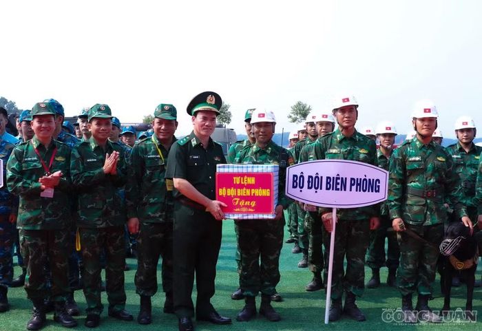 Trung tướng Vũ Trung Kiên, Tư lệnh Bộ đội Biên phòng trao quà tặng cán bộ, chiến sĩ Trường Trung cấp 24 Biên phòng tham gia diễn tập thành công.