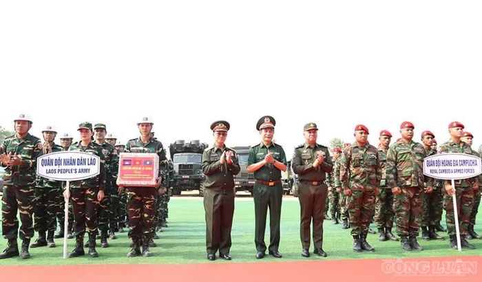 Đại tướng Phan Văn Giang, Đại tướng Khamliang Outhakaysone, Đại tướng Tea Seiha trao quà cho các lực lượng tham gia diễn tập.