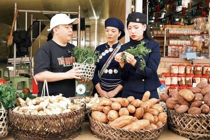 Livestream bán nông sản tại Hội chợ Xúc tiến thương mại và sản phẩm OCOP tỉnh Điện Biên năm 2026 - Ảnh: BTC
