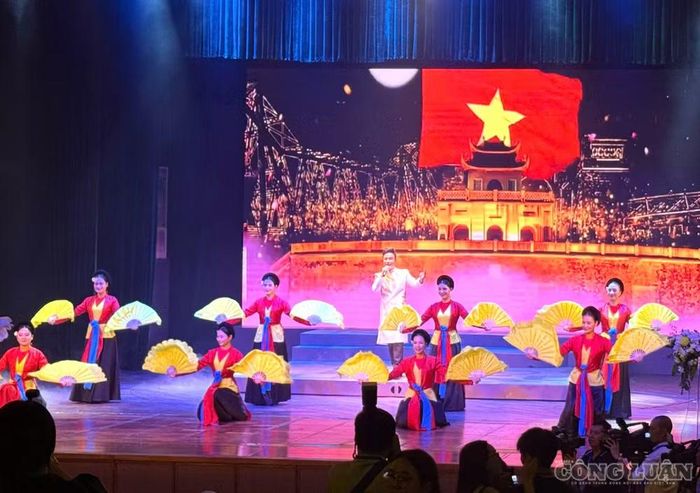 Một số tiết mục nghệ thuật đặc sắc biểu diễn tại khai mạc Liên hoan Sân khấu Hà Nội mở rộng 2026.