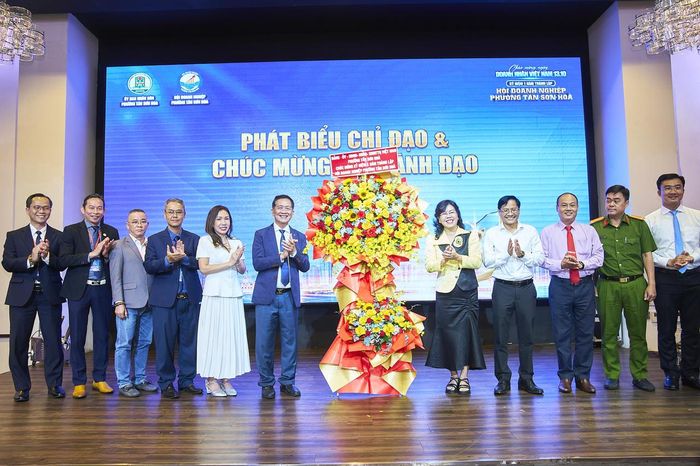 UBND phường Tân Sơn Hòa gửi lẵng hoa chúc mừng Hội Doanh nghiệp phường nhân Ngày Doanh nhân Việt Nam