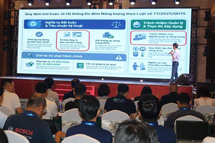 Ông Hà Đăng Sơn, Hội Khoa học và Công nghệ sử dụng năng lượng tiết kiệm và hiệu quả Việt Nam, nhấn mạnh việc chuẩn hóa đo đếm, lập bảng cân bằng năng lượng và xác định mức tiêu hao trên một đơn vị sản phẩm. Ảnh: Tiến Dũng.