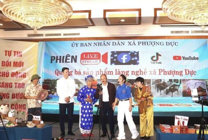 Phượng Dực đẩy mạnh chuyển đổi số, hỗ trợ làng nghề mở rộng thị trường. (Ảnh: phuongduc.hanoi.gov.vn)