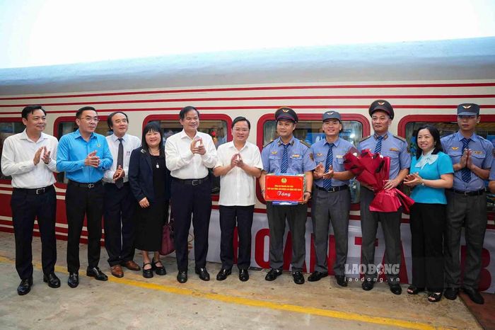 Ông Nguyễn Anh Tuấn - Ủy viên Trung ương Đảng, Chủ tịch Tổng Liên đoàn Lao động Việt Nam (thứ 6 từ phải qua) và bà Thái Thu Xương - Phó Chủ tịch Tổng Liên đoàn Lao động Việt Nam (thứ 2 từ phải qua) tặng quà động viên cho tổ tàu đưa các y, bác sĩ đến các bệnh viện cơ sở Ninh Bình. Ảnh: Hữu Chánh