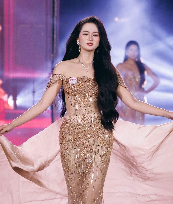 Đinh Hoàng Gia Linh sinh năm 2006, đến từ Thanh Hóa, sinh viên ngành Truyền thông chuyên nghiệp tại Trường Đại học RMIT Việt Nam. Gia Linh có chiều cao ấn tượng 1,74 m và gương mặt bầu bĩnh, ngọt ngào. Cô có sở thích chơi tennis, đọc sách, chơi piano, ca hát cũng như chơi các môn thể thao.