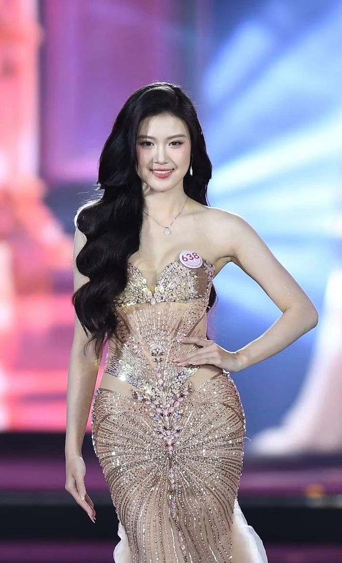 Đại diện chủ nhà Hải Phòng - Phạm Vân Hà - được xướng tên vào Top 25 sau các màn trình diễn trong đêm Chung khảo. Vân Hà sinh năm 2008, là thí sinh nhỏ tuổi nhất tại vòng chung kết năm nay. Vân Hà đạt IELTS 7.5, chứng chỉ tiếng Pháp DELF B2 cùng nhiều giải thưởng học sinh giỏi cấp thành phố các môn Tiếng Pháp, Hóa học và Sinh học. Cô hướng tới ngành Y khoa - Răng Hàm Mặt sau khi tốt nghiệp THPT. Người đẹp chia sẻ niềm tự hào khi được đại diện quê hương Hải Phòng ở cuộc thi Hoa hậu Việt Nam 2026.