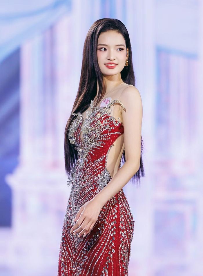 Tạ Thị Hoa sinh năm 2005, đến từ Thái Nguyên, sinh viên năm thứ ba chuyên ngành Du lịch Trường Đại học Khoa học - Đại học Thái Nguyên (TNUS). Sau những lớp huấn luyện kỹ năng ở nhà chung, Tạ Thị Hoa tự tin trình diễn trên sân khấu Chung khảo Hoa hậu Việt Nam 2026 và lọt vào Top 25.