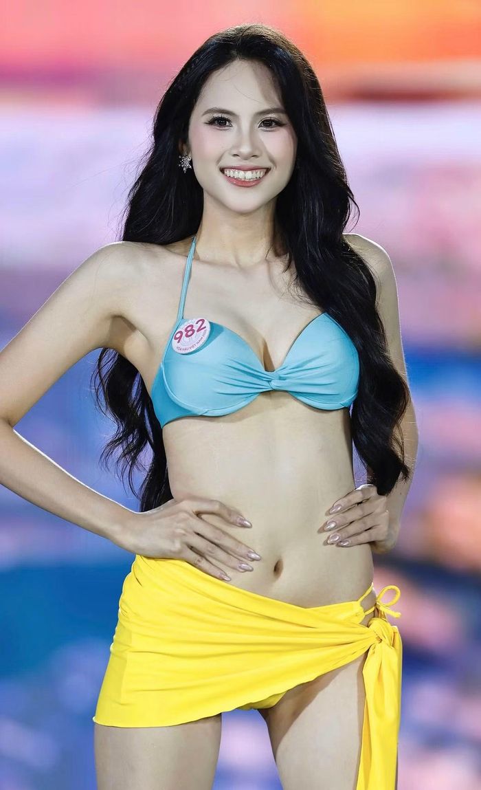 Nguyễn Hồng Hạ Nghi sinh năm 2006, đến từ Đà Nẵng, có chiều cao ấn tượng 1,74 m. Cô là sinh viên năm hai ngành Ngôn ngữ Trung tại Đại học Nguyễn Tất Thành. Hạ Nghi có ước mơ trở thành phiên dịch viên hoặc MC song ngữ Việt - Trung.