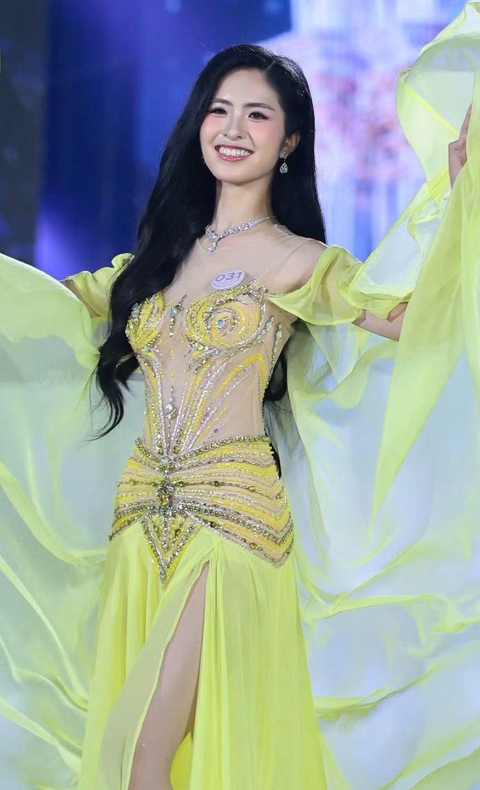 Lê Phương Nghi sinh năm 2006, cao 1,72 m, là sinh viên ngành Kinh tế đối ngoại tại Phân hiệu Đại học Ngoại thương ở TPHCM. Phương Nghi đến với Hoa hậu Việt Nam 2026 với thành tích Hoa khôi Đại học Ngoại thương, sở hữu IELTS 7.5 và có thể giao tiếp bằng tiếng Nhật. Cô còn có khả năng chơi đàn piano.