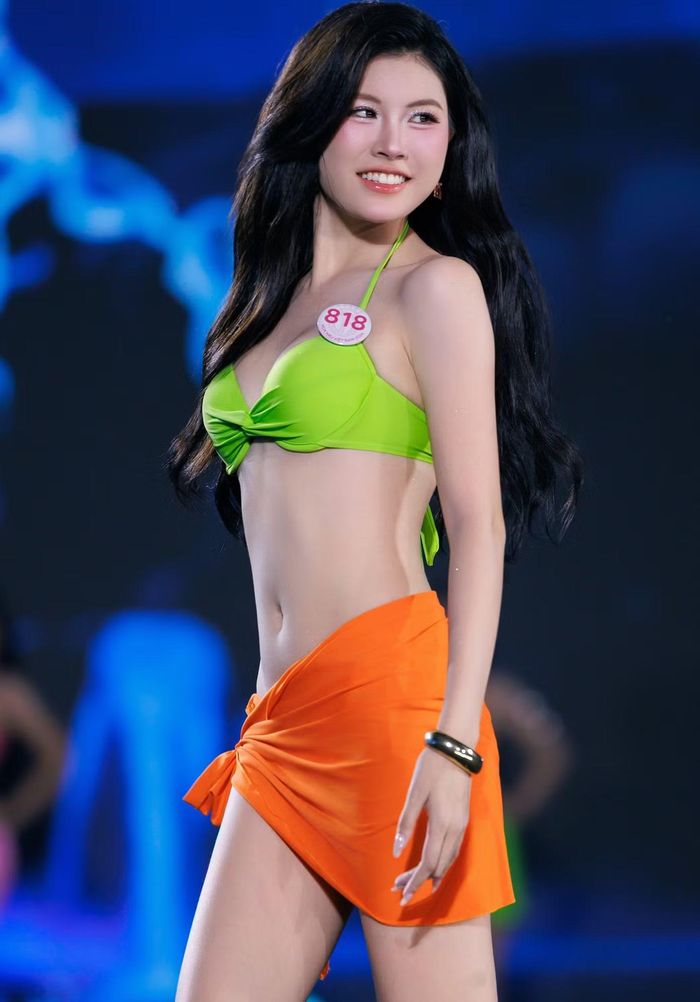 Trần Xuân Khánh Linh ghi danh vào Top 25 thí sinh vòng chung kết sau các phần thi áo tắm, dạ hội. Cô sinh năm 2006, đến từ Gia Lai, là sinh viên Trường Đại học Anh Quốc Việt Nam. Khánh Linh có khả năng sử dụng 6 ngoại ngữ gồm tiếng Anh, Trung, Hàn, Nhật, Pháp và Tây Ban Nha. Cô đã nỗ lực hoàn thiện về tri thức, ngoại ngữ và các kỹ năng khác tại vòng chung khảo Hoa hậu Việt Nam 2026.