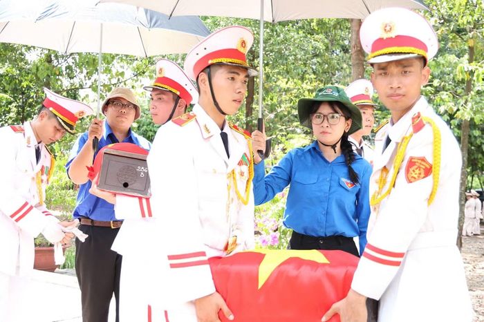 Đoàn viên, thanh niên hỗ trợ các công việc trong buổi lễ, thành tâm tưởng nhớ và tri ân các liệt sĩ đã hy sinh vì độc lập, thống nhất đất nước. Ảnh: Ngô Tùng