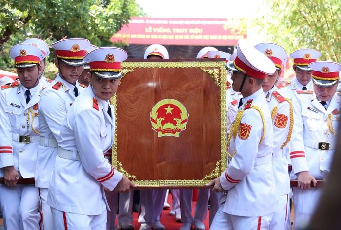 Các hài cốt liệt sĩ tập thể được đưa đi an táng