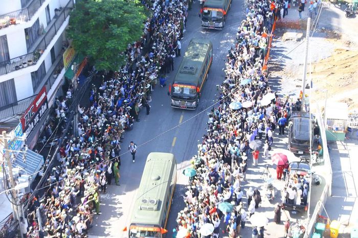 Dòng người tiễn đưa các liệt sĩ về nơi an nghỉ. Ảnh: CTV