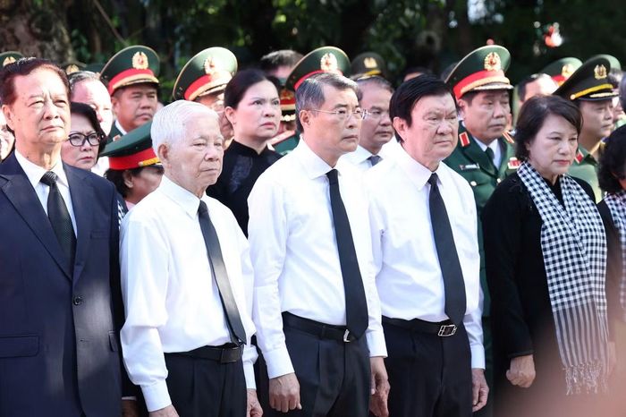 Thủ tướng Chính phủ Lê Minh Hưng cùng các nguyên lãnh đạo Đảng, Nhà nước dâng hoa, dâng hương tại Tượng đài cố Tổng Bí thư Trần Phú và bia tưởng niệm các Anh hùng liệt sĩ tại Công viên văn hóa Lê Thị Riêng, trước khi bắt đầu Lễ viếng, Lễ truy điệu và an táng 731 hài cốt liệt sĩ được tìm kiếm, quy tập tại Công viên.