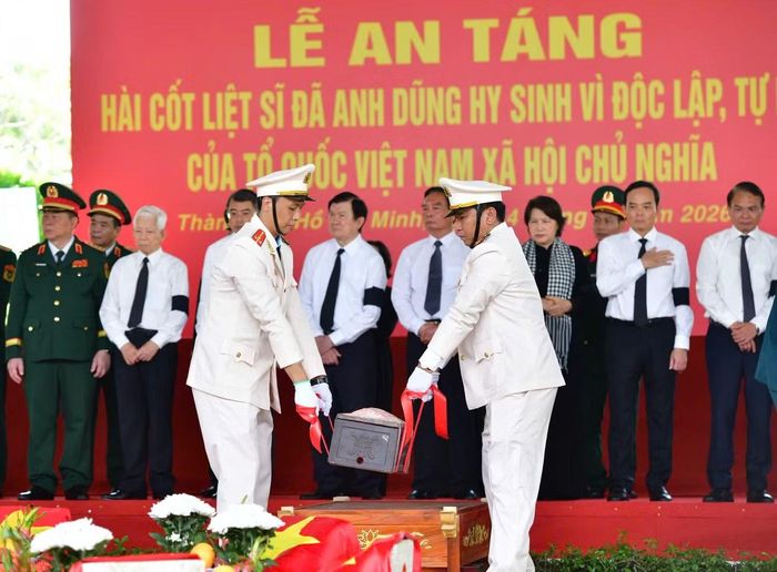 Kết thúc đợt an táng đầu tiên, mọi người dành một phút mặc niệm, sau đó rải cát, gạo và thả hoa lên các phần mộ.
