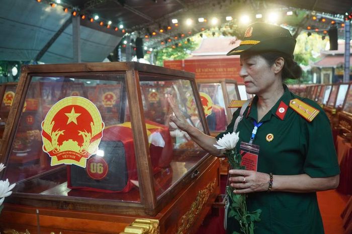 Cựu chiến binh Lê Thị Tý xúc động chia sẻ tại buổi lễ.