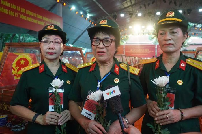 Cựu chiến binh Trần Thị Tâm (đứng giữa)