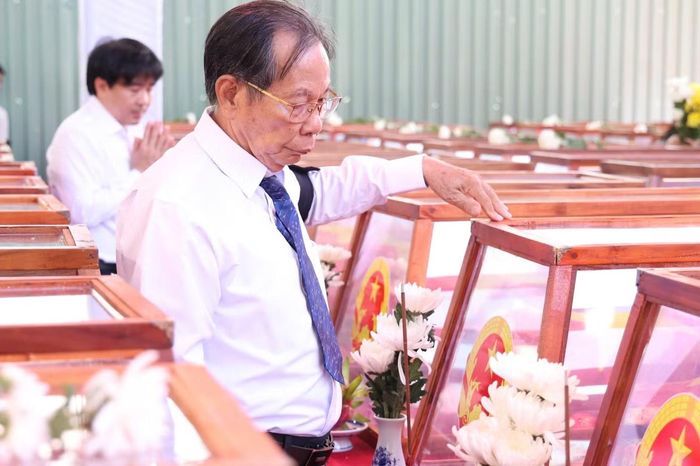 Bác sĩ Trần Văn Bản (82 tuổi) - người tình nguyện hỗ trợ công tác lấy mẫu, phục vụ xác định danh tính hài cốt liệt sĩ tại Công viên Lê Thị Riêng tiễn đưa những người anh hùng về nơi an nghỉ.