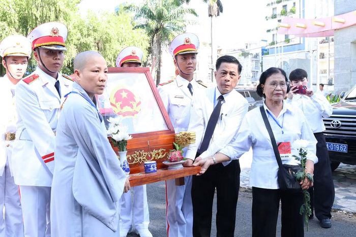 Cựu chiến sĩ Biệt động Nguyễn Thị Bích Nga tiễn đưa các Anh hùng liệt sĩ.