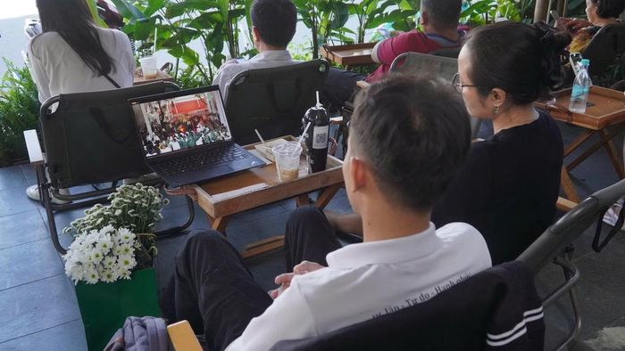 Anh Kiện theo dõi Lễ viếng, truy điệu và an táng 731 hài cốt liệt sĩ qua máy tính.