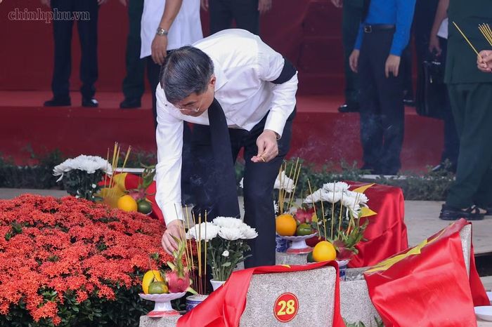 Thủ tướng Chính phủ Lê Minh Hưng thắp hương tưởng nhớ các liệt sĩ tại các phần mộ - Ảnh: Chinhphu.vn/Nhật Bắc
