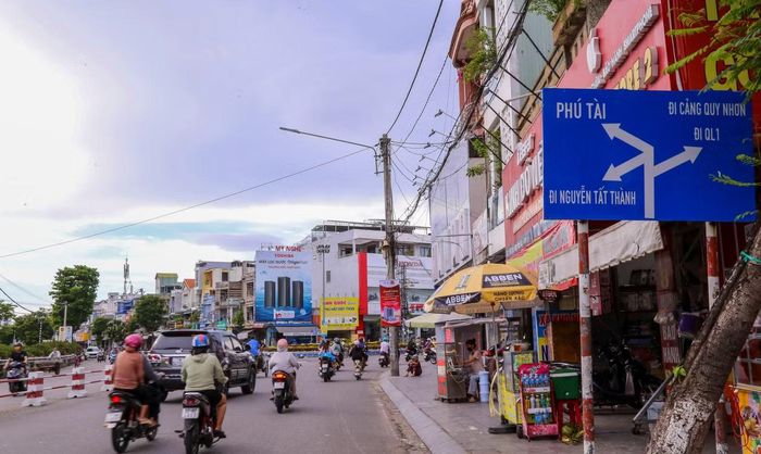  Khu vực cũng có tuyến đường kết nối﻿ với Cảng Quy Nhơn, nên thường xuyên có nhiều phương tiện tải trọng lớn lưu thông qua khu vực, tạo thêm áp lực lên hạ tầng giao thông. 