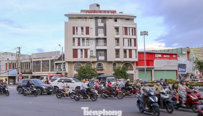 Theo ghi nhận, dòng xe từ nhiều hướng cùng tập trung qua khu vực khiến việc lưu thông gặp khó khăn, nhất là khi lượng phương tiện tăng đột biến vào giờ cao điểm.