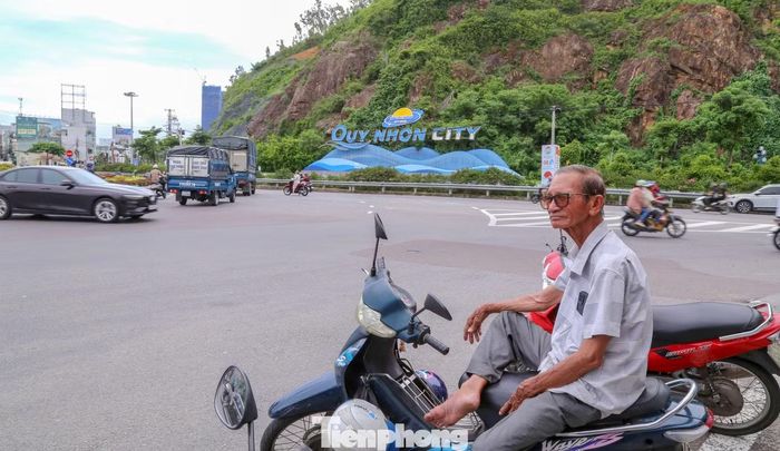 Ông Mai Xuân Trang (75 tuổi) - tài xế xe ôm có hơn 20 năm hoạt động tại khu vực ngã năm Đống Đa - Hoa Lư - cho biết khoảng 17-18h, khi người dân tan sở, lượng phương tiện đổ về đông khiến giao thông thường xuyên ùn ứ. Theo ông Trang, việc cải tạo nút giao là cần thiết, góp phần giảm ùn tắc, giúp người dân đi lại thuận tiện hơn.