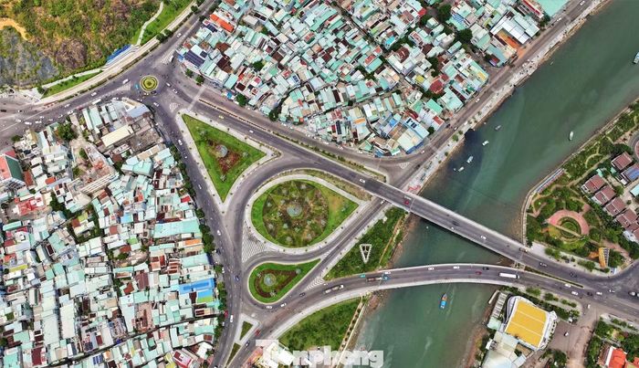 Trước thực tế đó, UBND tỉnh Gia Lai đã phê duyệt dự án đầu tư xây dựng mở rộng, cải tạo nút giao thông khu vực ngã năm Đống Đa - Hoa Lư, tổng mức đầu tư hơn 510 tỷ đồng. Tuy nhiên, mới đây, tỉnh quyết định điều chỉnh chủ trương đầu tư, nâng tổng mức đầu tư dự án lên 900 tỷ đồng.