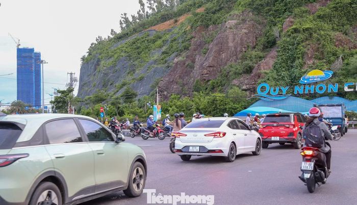  Thời gian qua, nút giao thường xuyên quá tải﻿ do lượng phương tiện đông, các dòng xe từ nhiều hướng đan xen, khiến giao thông ùn ứ, có thời điểm kéo dài. 