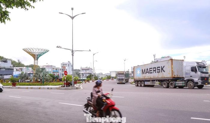 Xe tải trọng lớn di chuyển từ quốc lộ 19 về Cảng Quy Nhơn.