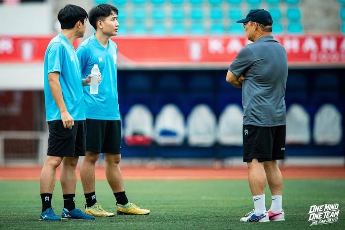 Nhà sư Thái Lan đến sân để "giải hạn" cho thầy trò HLV Park.