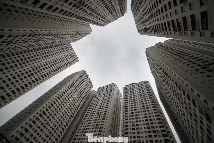 Tổ hợp HH Linh Đàm có diện tích khoảng 42.260m2 với dân số khoảng 40.000 cư dân, tính trung bình 1 người/m2.