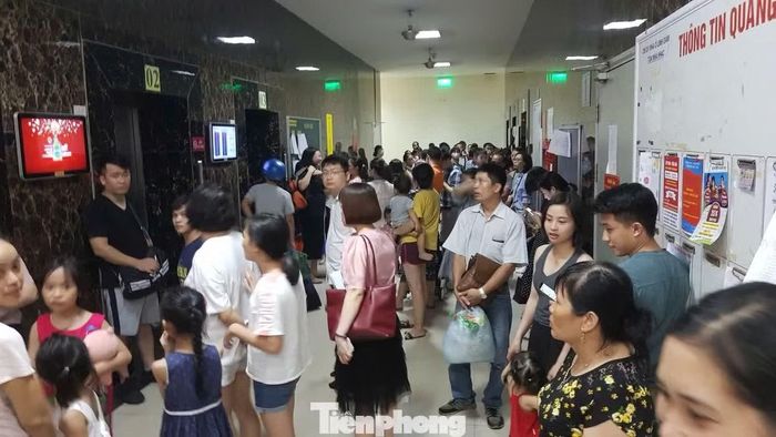 Tổng số căn hộ tại tổ hợp HH Linh Đàm lên tới khoảng 9.000 căn, với dân số khoảng 40.000 cư dân. Dự án được đưa vào sử dụng từ năm 2015 với hàng vạn cư dân sinh sống kéo theo tình trạng quá tải về hạ tầng kỹ thuật, y tế, trường học cho khu vực.