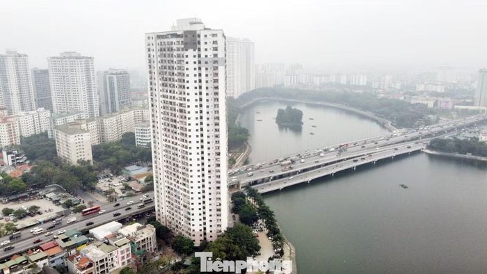 Tại dự án VP6 Linh Đàm, cơ quan thanh tra trước đó chỉ ra từ tầng 2 đến tầng 9 của tòa nhà đã chuyển đổi mục đích sử dụng từ dịch vụ thương mại, văn phòng thành căn hộ. Còn các tầng từ 26 - 37 trở lên đều không nằm trong quy hoạch được phê duyệt, chủ đầu tư đã tự ý chuyển đổi mục đích sử dụng, xây dựng vượt tầng.
